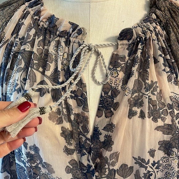 Free People Oversized boho style floral semi sheer blouse. Neutral colors XS - Picture 3 of 14